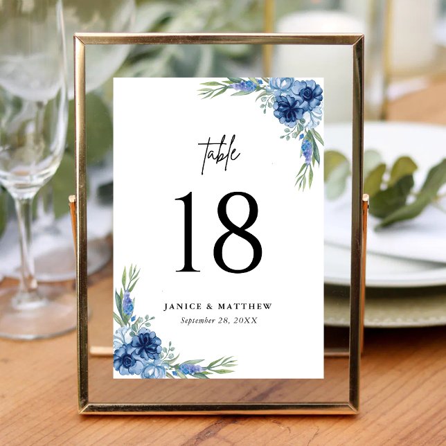Vacker dammig blå blomklänning för bröllop bordsnummer (Dusty blue floral table number adds romantic charm and guides guests with ease at weddings.)