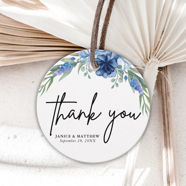 Vacker dammig blå blomklänning för bröllop gåvor etiketter (Lovely dusty blue floral favor tags add a personal touch with soft elegant wedding charm)