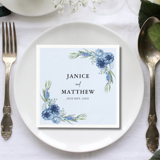 Vacker dammig blå blomklänning för bröllop pappersservett (Lovely dusty blue floral wedding napkins add soft charm and a personalized touch to tables)