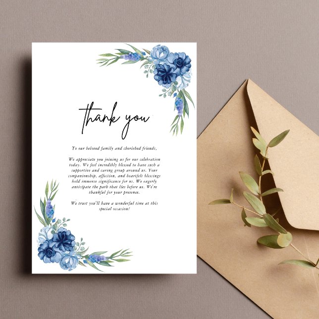 Vacker dammig blå blomklänning för bröllop tack kort (Lovely dusty blue floral thank you card expresses your gratitude with soft elegant charm)