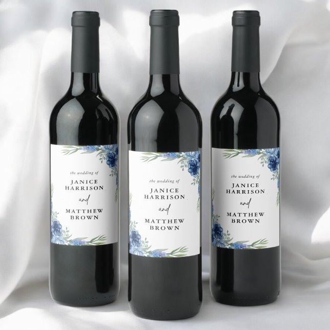 Vacker dammig blå blomklänning för bröllop vinflaska etikett (Lovely dusty blue floral wine label personalizes bottles with elegant wedding charm)