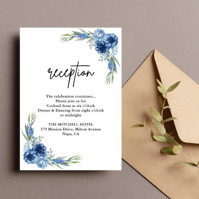 Vacker dammig blå blomsterbröllopsreception tilläggskort (Lovely dusty blue floral reception card guides guests clearly with soft elegant wedding charm)