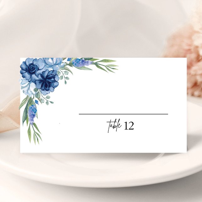 Vacker dammig blå blomsterformad platshållare för  kort (Lovely dusty blue floral place card guides seating with a soft personal elegant touch)