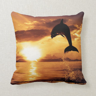 Vacker delfin i Sunset Dekorativ kudde
