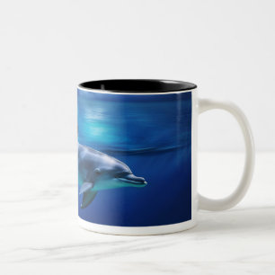 Vacker Dolphin Underwater och ovan Två-Tonad Mugg
