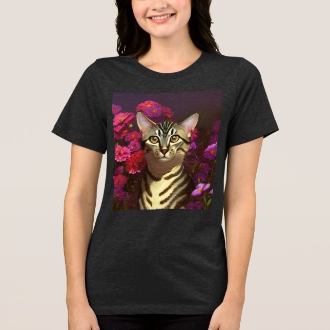 Vacker egyptisk mau Cat i en nattgarden T Shirt (Framsida)
