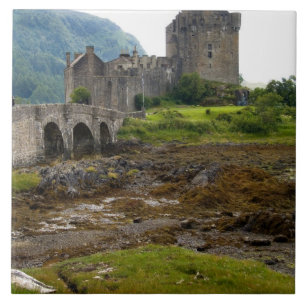 Vacker Eileen Donan Castle i västra Dornie 2 Kakelplatta