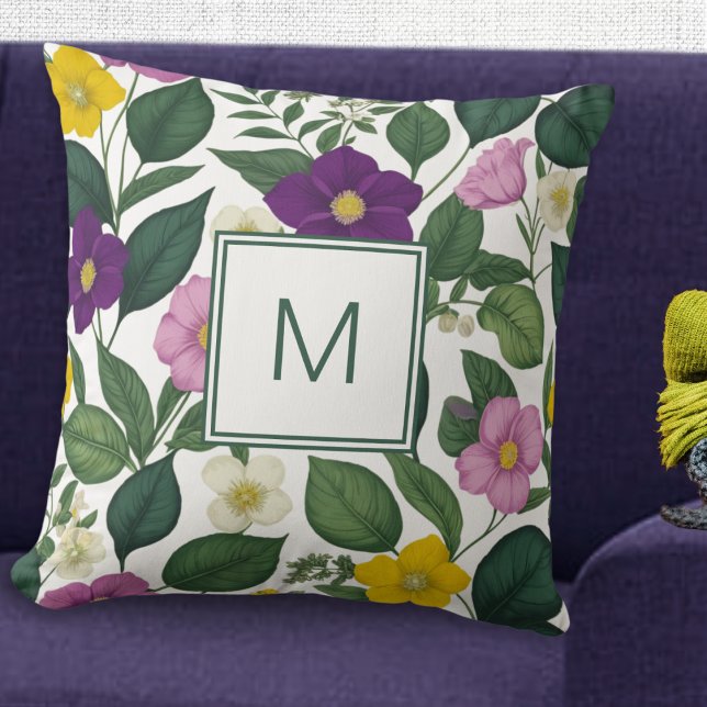 Vacker Elegant Blommig Tryckt Vårblommor Kudde (A pretty monogrammed cushion with purple, pink, yellow and white flowers and green leaves)
