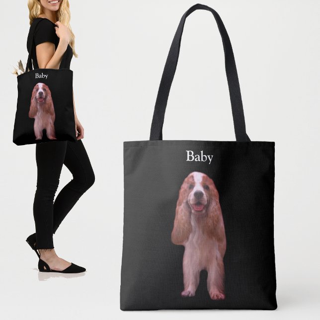 Vacker engelsk Cocker Spaniel hund på svart Tygkasse (Skapare uppladdad)