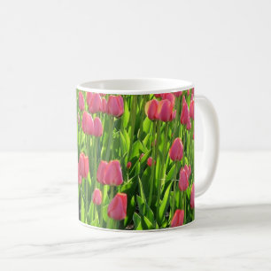 Vacker fält av rosa tulpaner kaffemugg