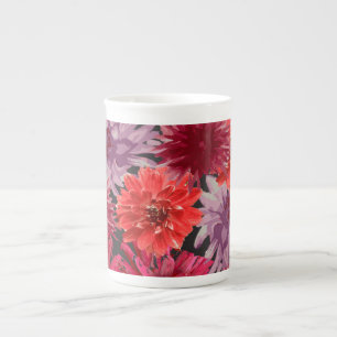 vacker, färglös Dahlias dekorerar detta benmjöl Benporslin Mugg