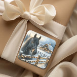 Vacker Festive Black Horse på juljulen Fyrkantigt Klistermärke<br><div class="desc">Juldekaler eller sälar med julkort. Söt vattenfärgssvart häst bakom ett rostfritt staket med en lada i bakgrunden på en snövinterdag.</div>