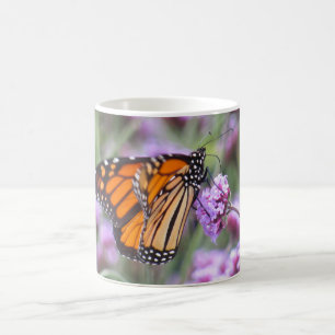 Vacker fjäril i Lila blommor Kaffemugg