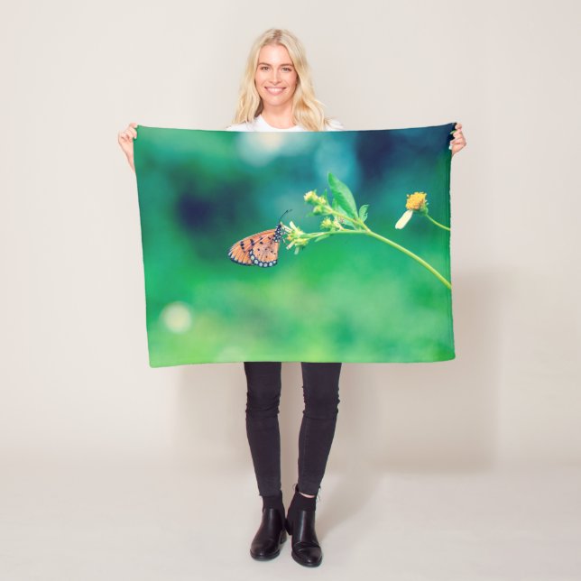 Vacker fjäril på blomman #2 fleecefilt (På plats)