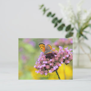 Vacker fjäril på blommor helg vykort