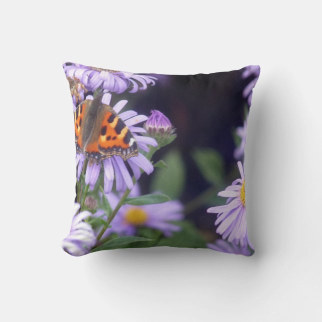 Vacker fjäril på blommorna Cushion Kudde (Framsida)