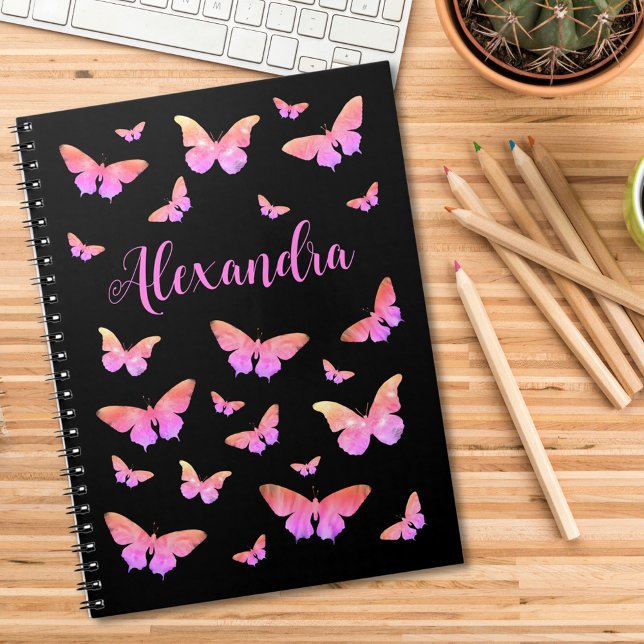Vacker fjärilmönster Rosa Svart Namn Anteckningsbok (Modern butterfly pattern pink and black custom name notebook with elegant typography script )