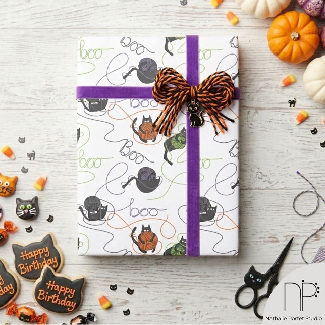 Vacker Förvirrad Svart Katter och Garn Halloween Presentpapper (Cat and yarn Halloween seamless pattern, hand-drawn ink art, whimsical black cat design for gift wra)