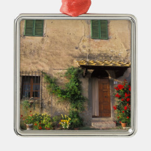 Vacker gammal hem med blommor vid San Gimignano Julgransprydnad Metall