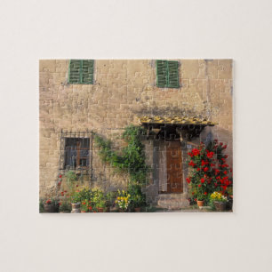 Vacker gammal hem med blommor vid San Gimignano Pussel