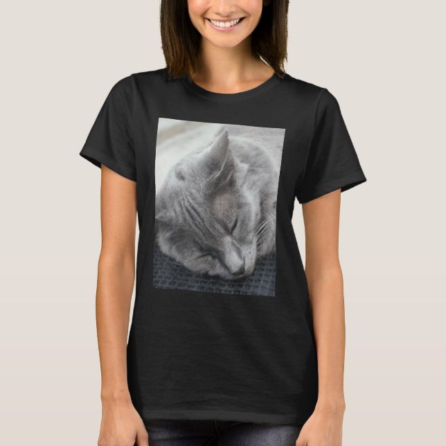 Vacker grå katt sovande fotografi t shirt (Framsida)