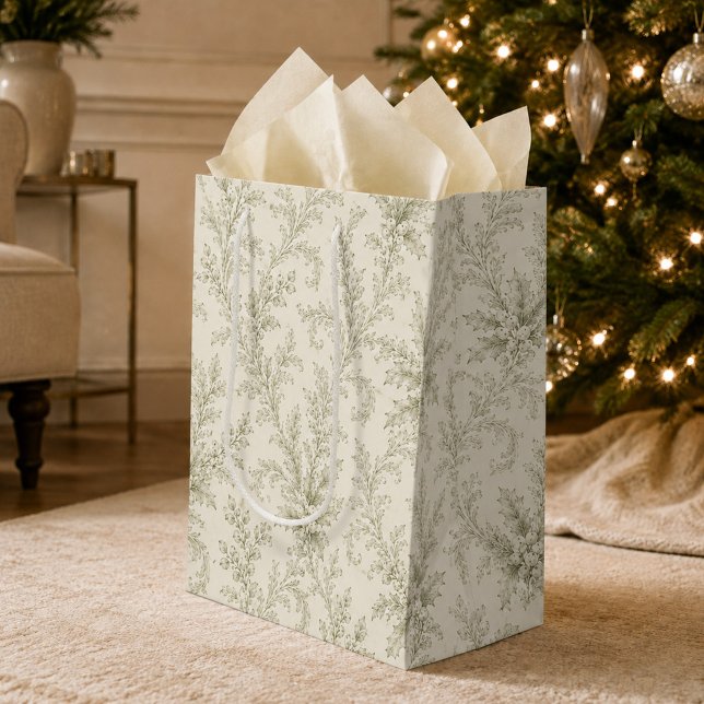 Vacker grön julgrönska (Elegant green foliage gift bag adds soft botanical charm to Christmas presents.)