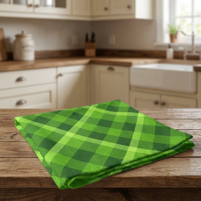 Vacker grön rutig kökshandduk (Beautiful Tree Green Plaid Kitchen Towel folded on a wooden kitchen counter.)