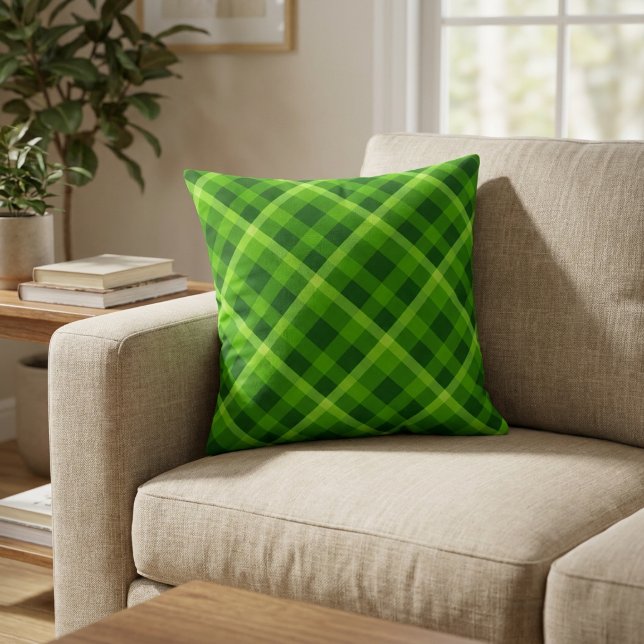 Vacker grön rutmönstrad kastkudde kudde (Beautiful Tree Green Plaid Throw Pillow on a sofa in a living room.)