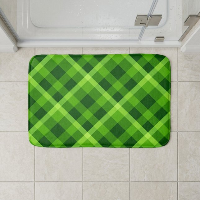 Vacker grön rutmönstrad liten baddmatt badrumsmatta (Beautiful Tree Green Plaid Small Bath Mat on a tiled floor in front of shower in a bathroom.)