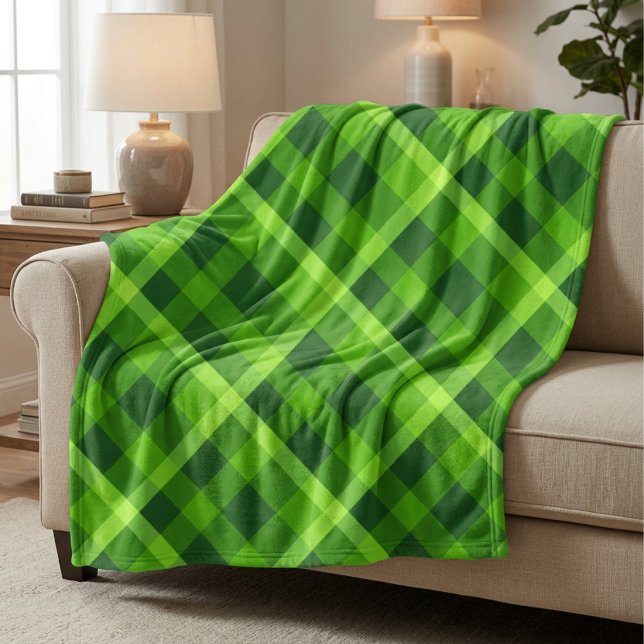 Vacker grön rutmönstrad stor filt i fleece (Beautiful Tree Green Plaid Large Fleece Blanket draped over a sofa in a living room.)