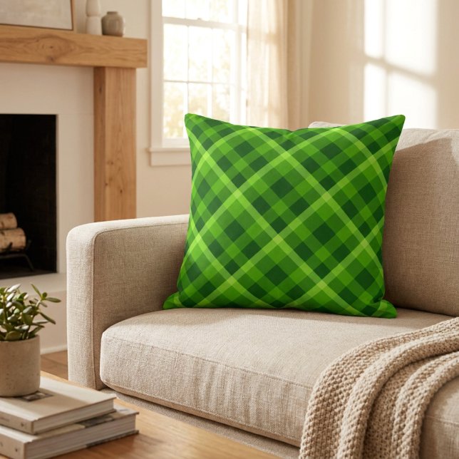 Vacker grön rutmönstrad stor kastkudde kudde (Beautiful Tree Green Plaid Big Throw Pillow on a sofa in a living room.)