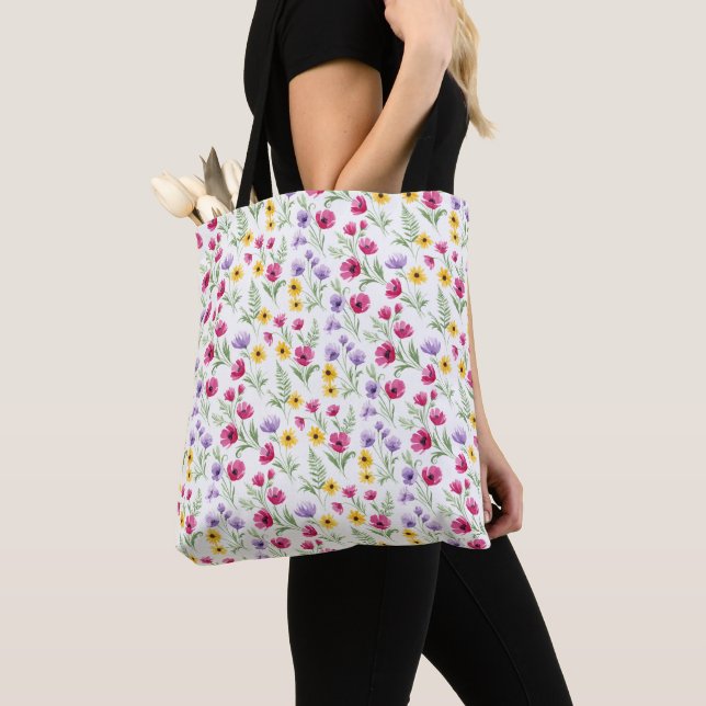 Vacker gul, lila, rosa blomsterakvarell tygkasse (Närbild)