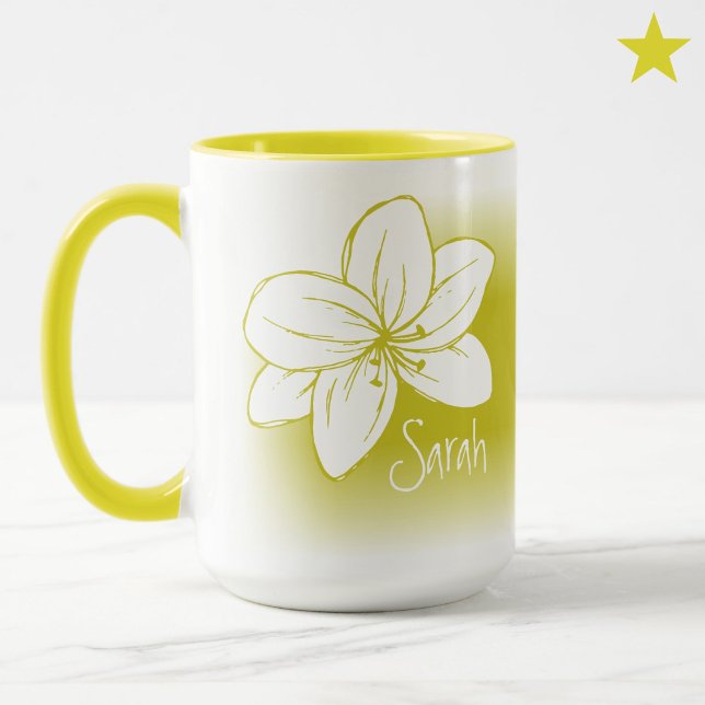 Vacker gul vit blomma ritad med anpassat namn mugg (Skapare uppladdad)