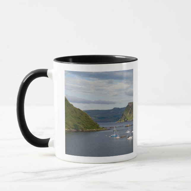 Vacker hamn och segelbåtar med speglingar i mugg (Vänster)