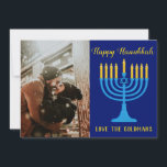 Vacker Hanukkah Blue och Guld Photo<br><div class="desc">Perfekten Hanukkah hälsning har en djup blå bakgrund med "Lycklig Hanukkah" skriven på ett vackert gyllene kursivt sätt. Det finns en blå menorah med guld färgad ljus. Underunder är en annan mall för att anpassa ditt namn. Baksidan har blå och guld-menorahs på vit bakgrund. Anpassa ditt hälsningskort idag! Hanukkah-design: AMBillustrations...</div>