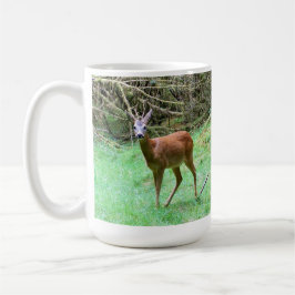 Vacker hjort med horn Vild skogsmiljö Landskap Kaffemugg
