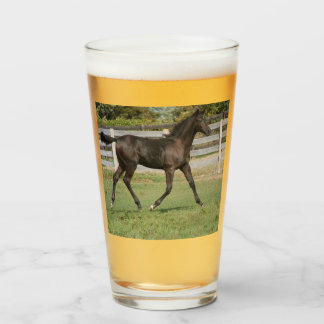 Vacker Horse Prancing i Fält Glaskopp