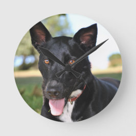 Vacker hund med hasselnötsfärgade ögon rund klocka
