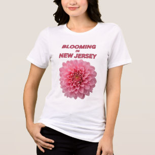 VACKER I ROSA KRYSANTEMUM VIT BLOMSTERSKVÄLTA KVIN T SHIRT