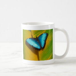 Vacker iriserande fjäril kaffemugg