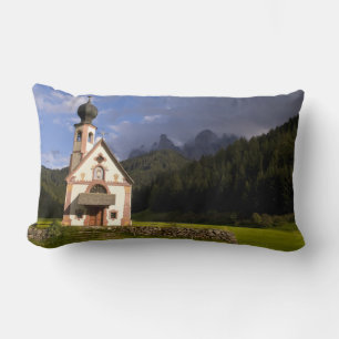 Vacker isolerad enslig kyrka kallad Rainui Lumbarkudde