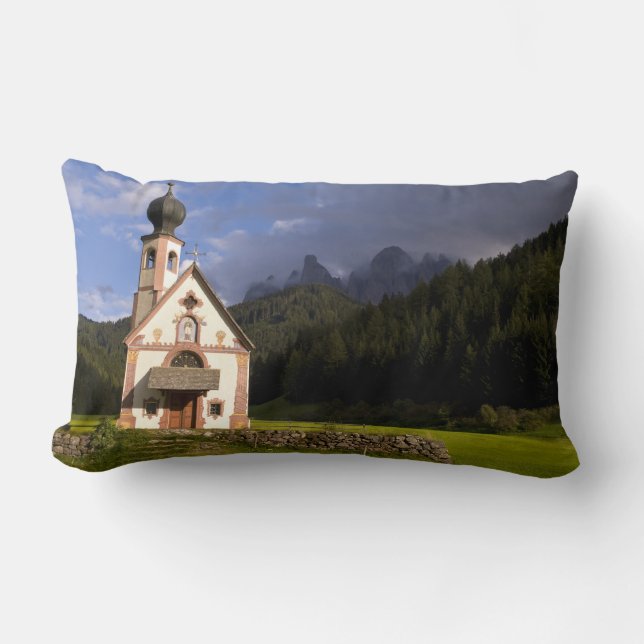 Vacker isolerad enslig kyrka kallad Rainui Lumbarkudde (Framsida)