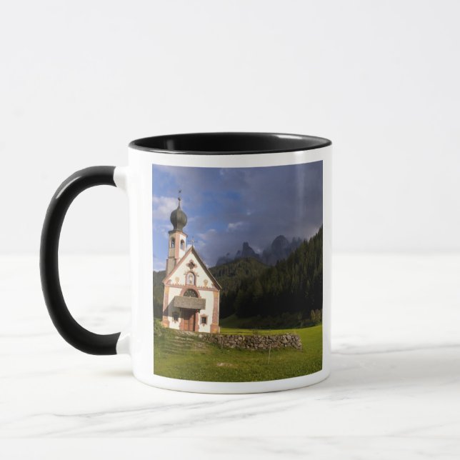 Vacker isolerad enslig kyrka kallad Rainui Mugg (Vänster)