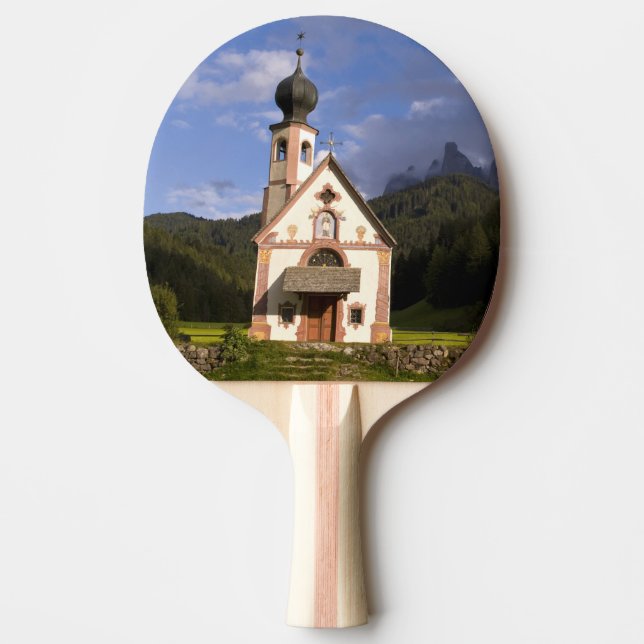 Vacker isolerad enslig kyrka kallad Rainui Pingisracket (Framsidan)