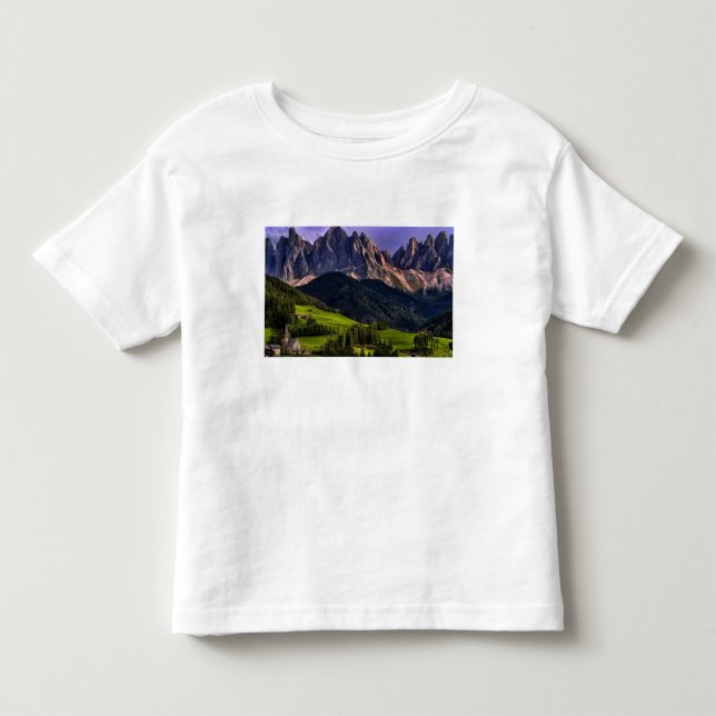 Vacker isolerad enslig kyrka St Maddalena T-shirt (Framsida)