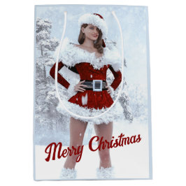 Vacker julkvinna över Vinter Snö