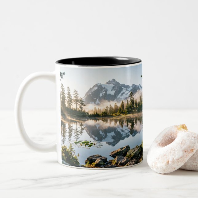 Vacker kaffemugg med bergslandskap  (Med munk)