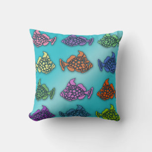 Vacker kudde med pastellfiskdesign