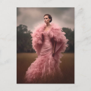 Vacker kvinna i en Rosa Feather Dress i Fält Vykort