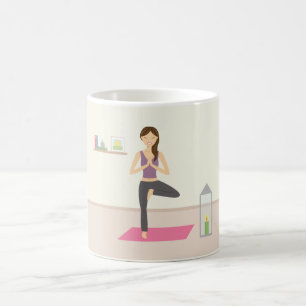 Vacker kvinna som gör yoga i ett dekorerat rum kaffemugg